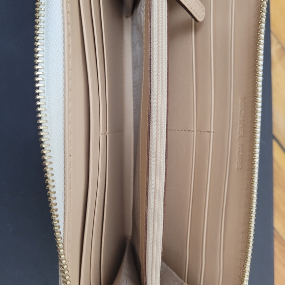 Micheal Kors full size wallet - Picture 4 of 5